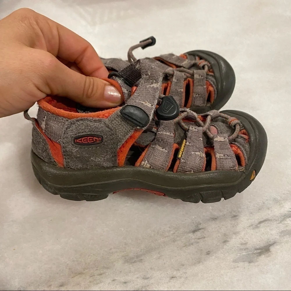 Keen Newport boys aandals Gray Shark Red 10